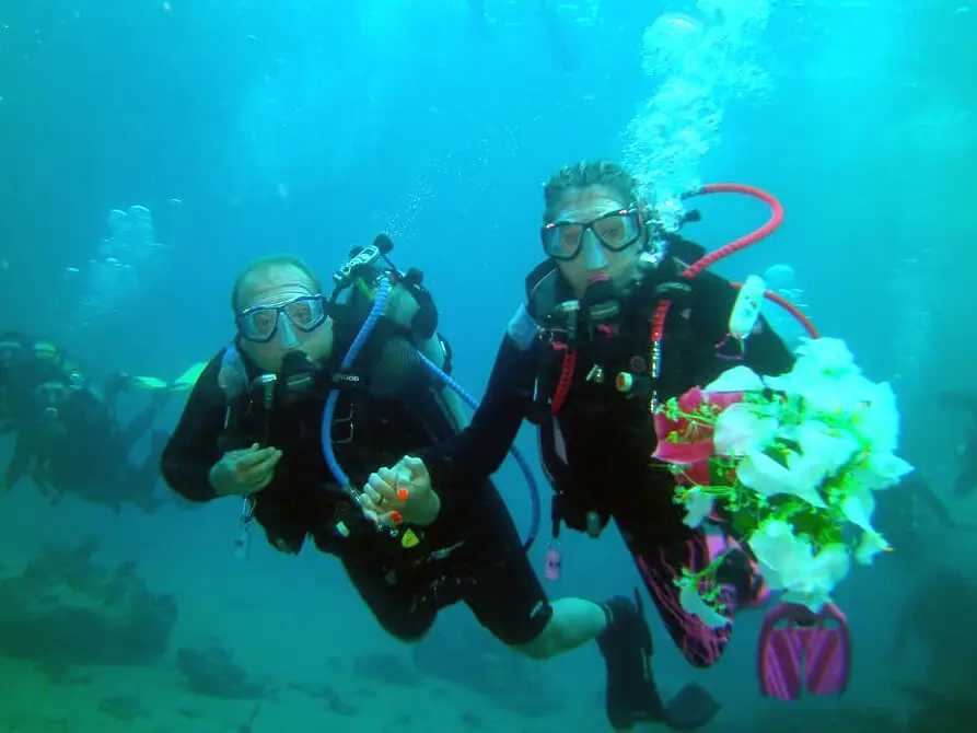 Honeymoon couple underwater fiji reef